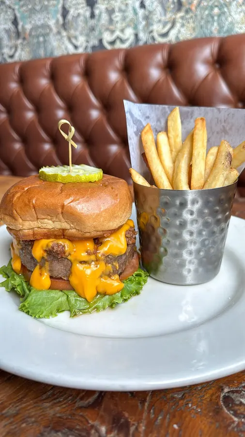 Cheeseburger with fries