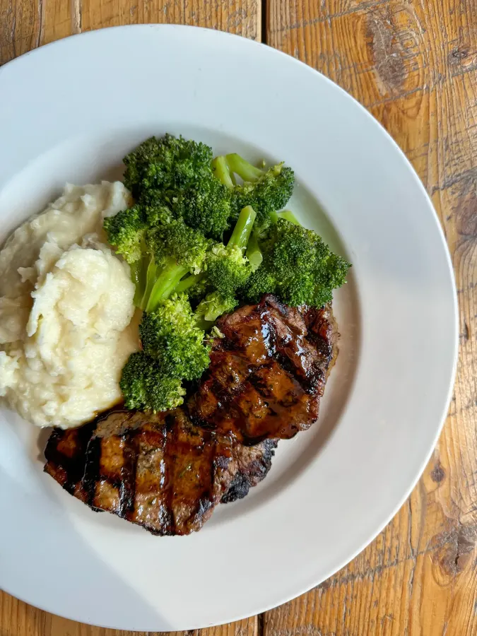 Steak tips with mashed potatoes and broccoli
